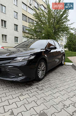 Седан Toyota Camry 2019 в Киеве