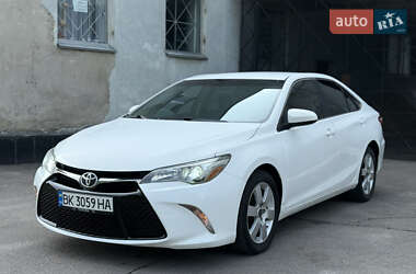 Седан Toyota Camry 2015 в Рівному