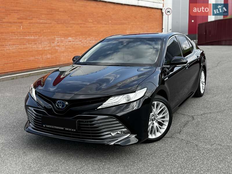 Седан Toyota Camry 2019 в Киеве