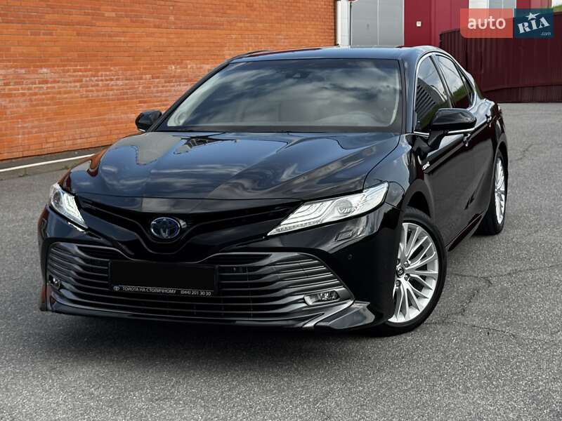 Седан Toyota Camry 2019 в Киеве