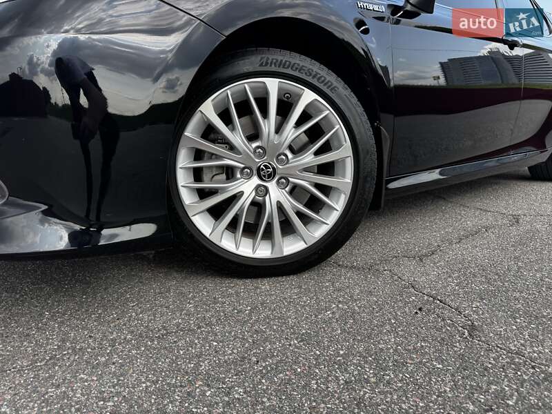 Седан Toyota Camry 2019 в Киеве
