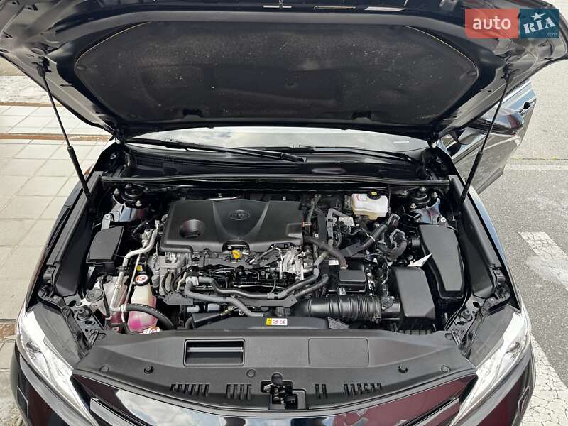 Седан Toyota Camry 2019 в Киеве