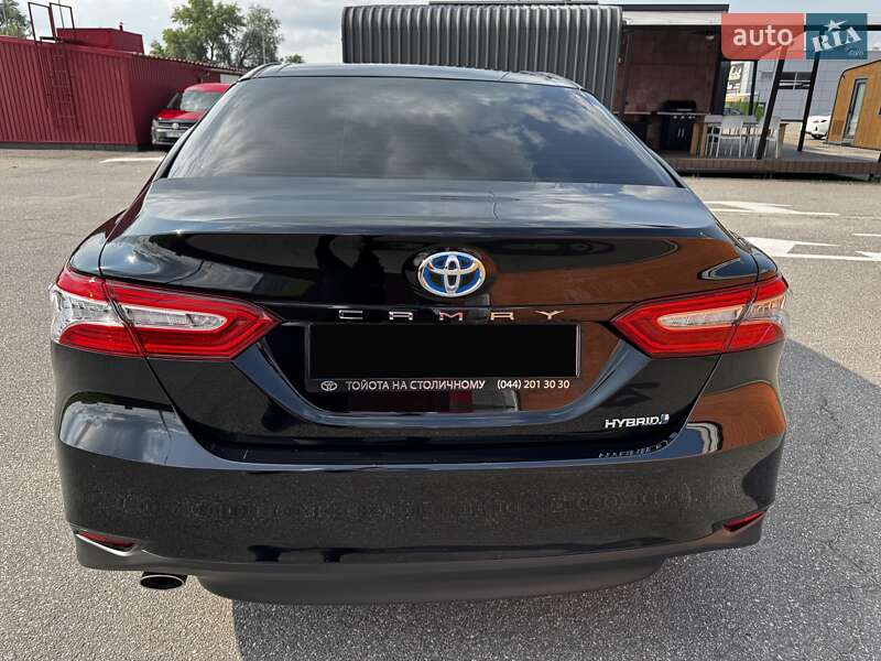 Седан Toyota Camry 2019 в Киеве
