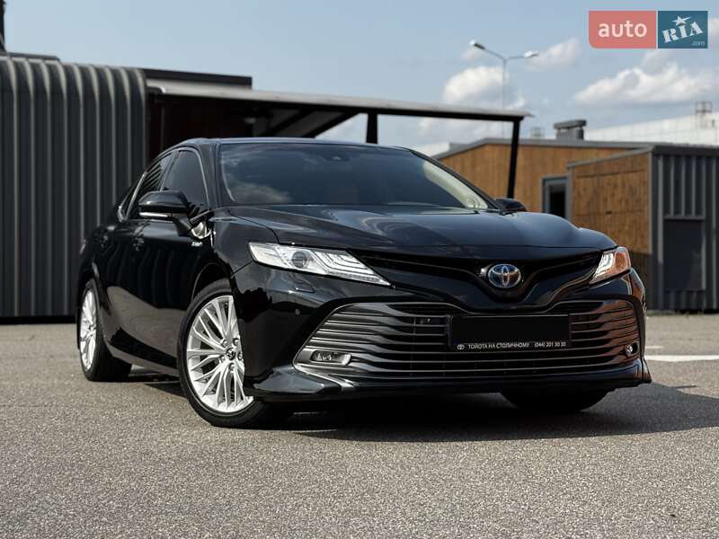 Седан Toyota Camry 2019 в Киеве