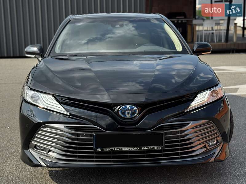 Седан Toyota Camry 2019 в Киеве