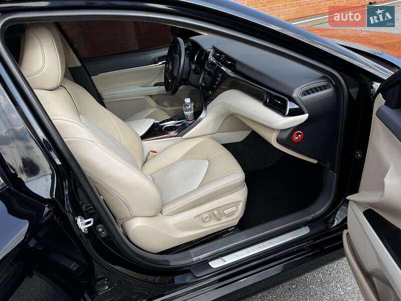 Седан Toyota Camry 2019 в Киеве