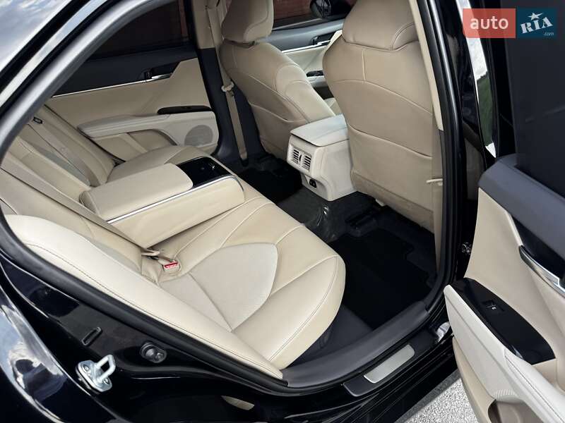 Седан Toyota Camry 2019 в Киеве