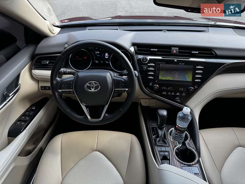 Седан Toyota Camry 2019 в Киеве