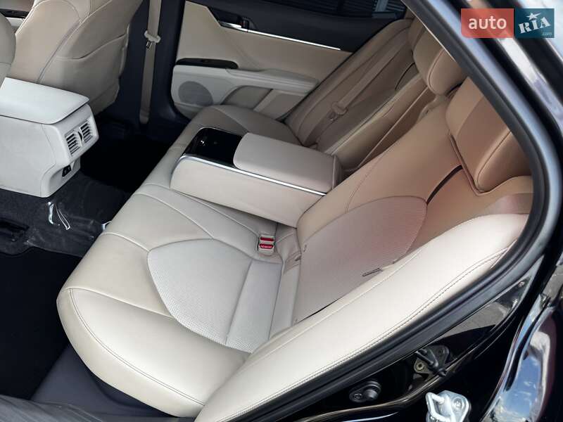 Седан Toyota Camry 2019 в Киеве