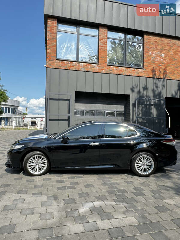 Седан Toyota Camry 2019 в Днепре