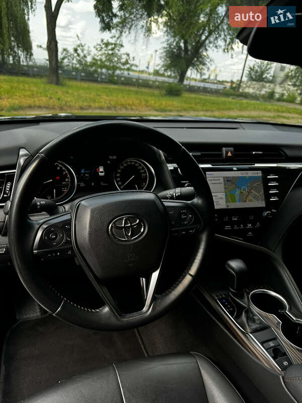 Седан Toyota Camry 2019 в Днепре