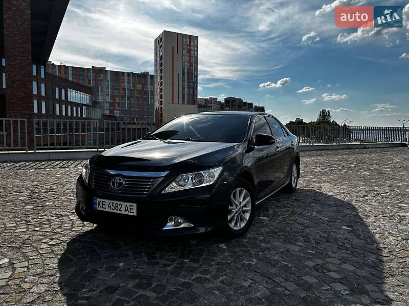 Седан Toyota Camry 2013 в Дніпрі