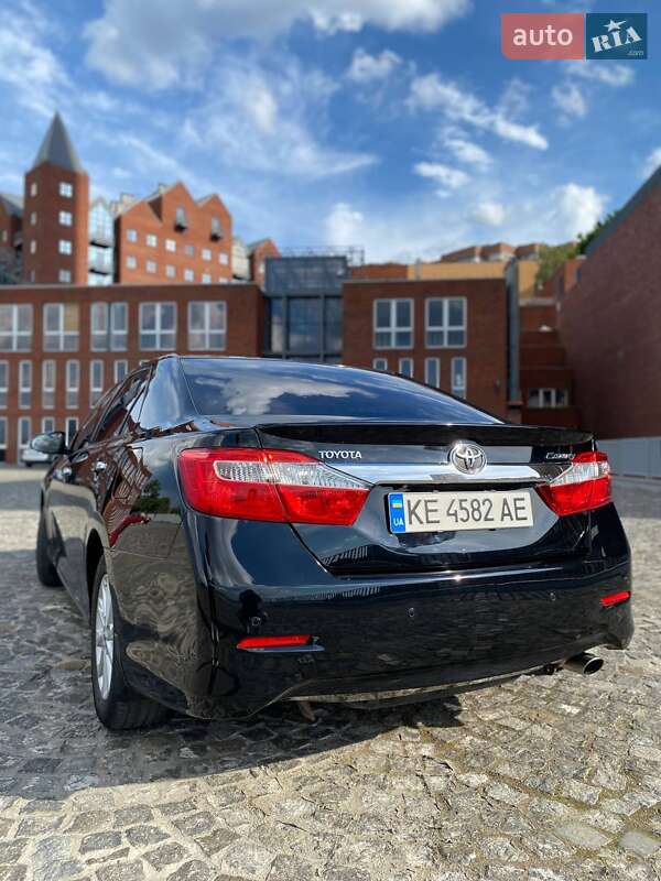 Седан Toyota Camry 2013 в Дніпрі