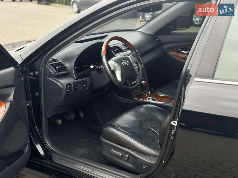 Седан Toyota Camry 2008 в Сарнах