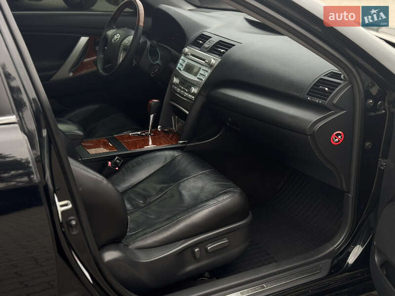 Седан Toyota Camry 2008 в Сарнах