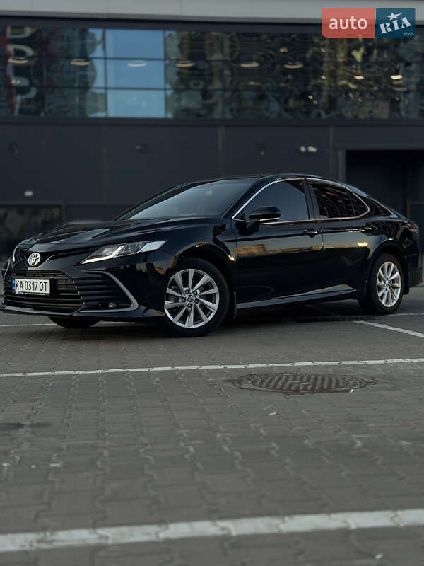Седан Toyota Camry 2023 в Києві