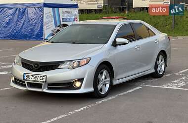 Седан Toyota Camry 2014 в Ровно