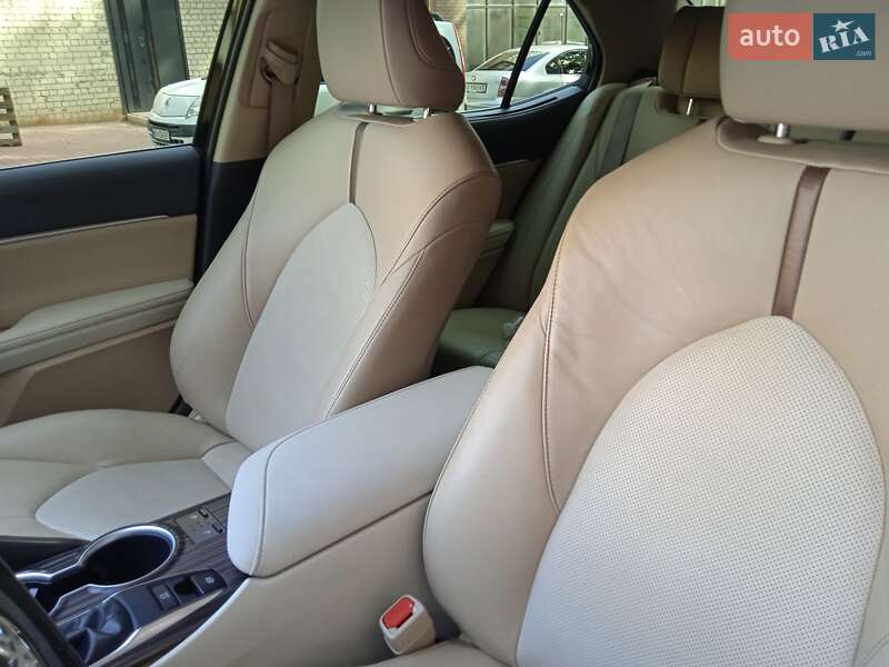 Седан Toyota Camry 2019 в Харкові