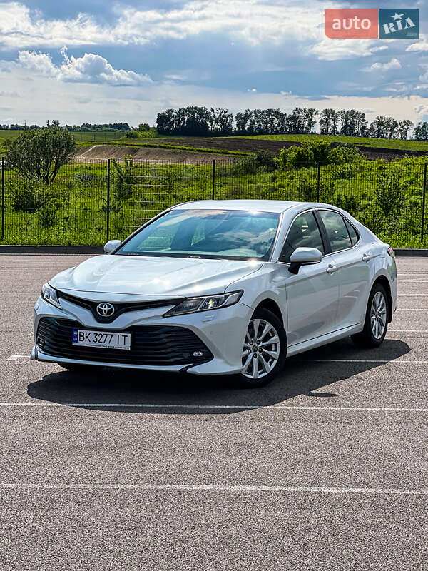 Седан Toyota Camry 2019 в Ровно