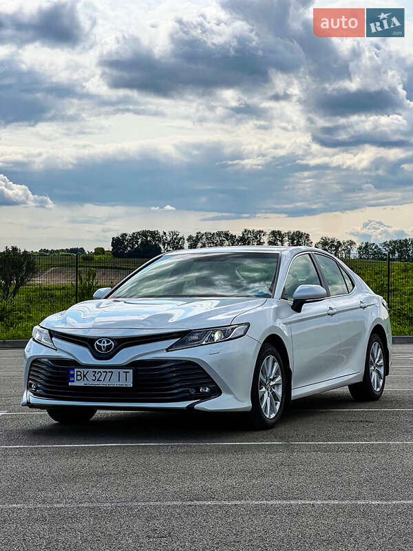Седан Toyota Camry 2019 в Ровно