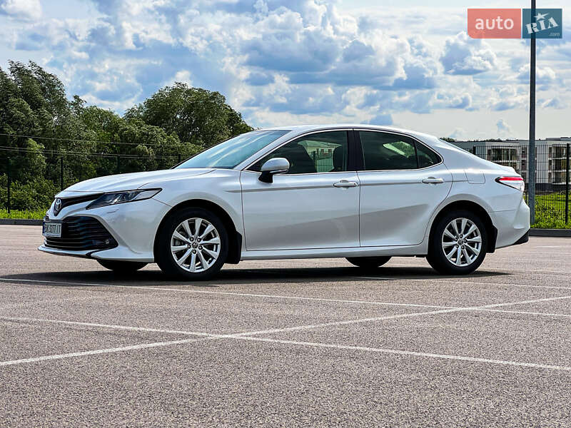 Седан Toyota Camry 2019 в Ровно