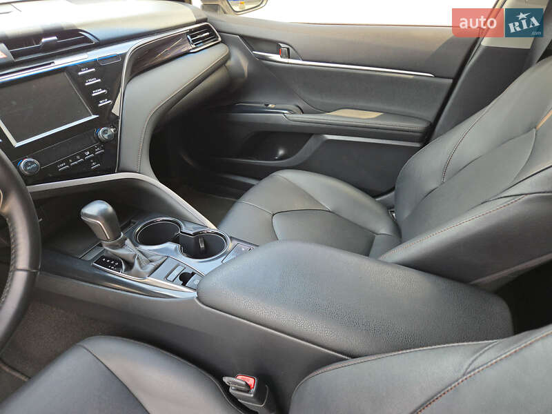 Седан Toyota Camry 2019 в Виннице