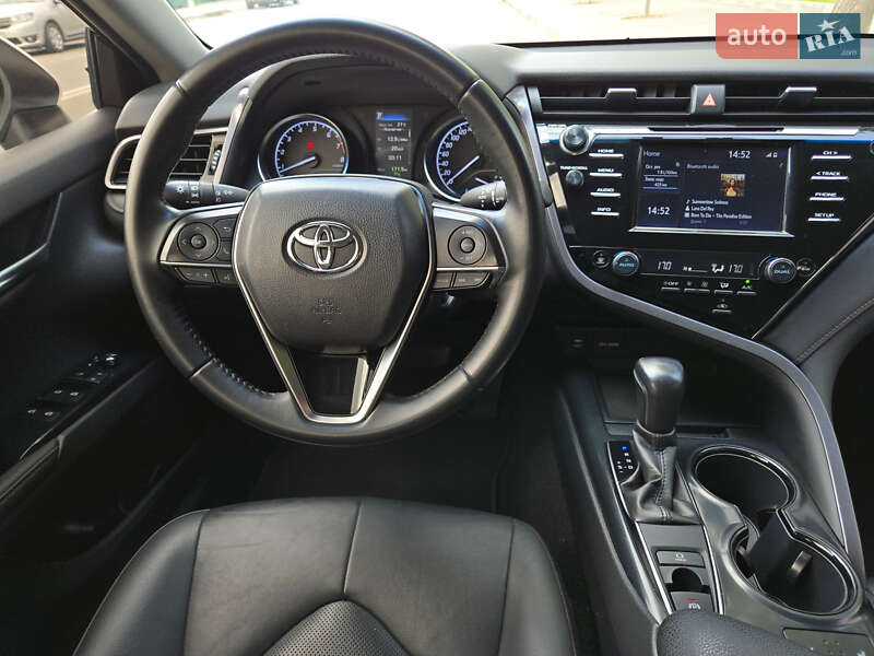 Седан Toyota Camry 2019 в Виннице