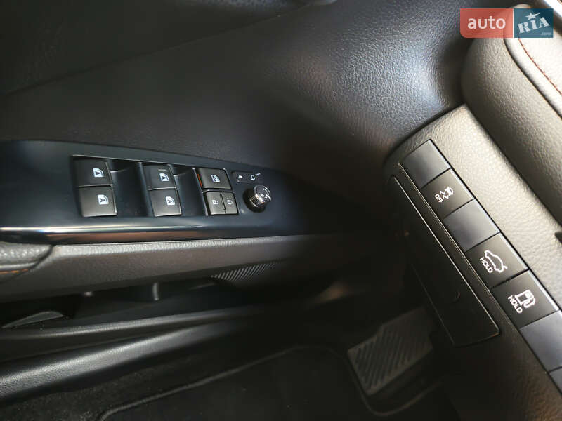 Седан Toyota Camry 2019 в Виннице