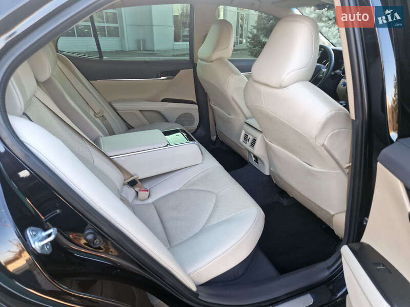 Седан Toyota Camry 2021 в Харькове