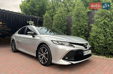 Седан Toyota Camry 2019 в Киеве