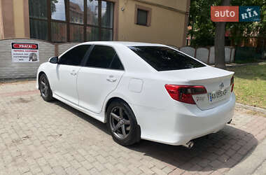 Седан Toyota Camry 2013 в Краснограді