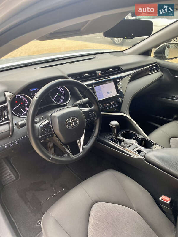 Седан Toyota Camry 2019 в Луцке
