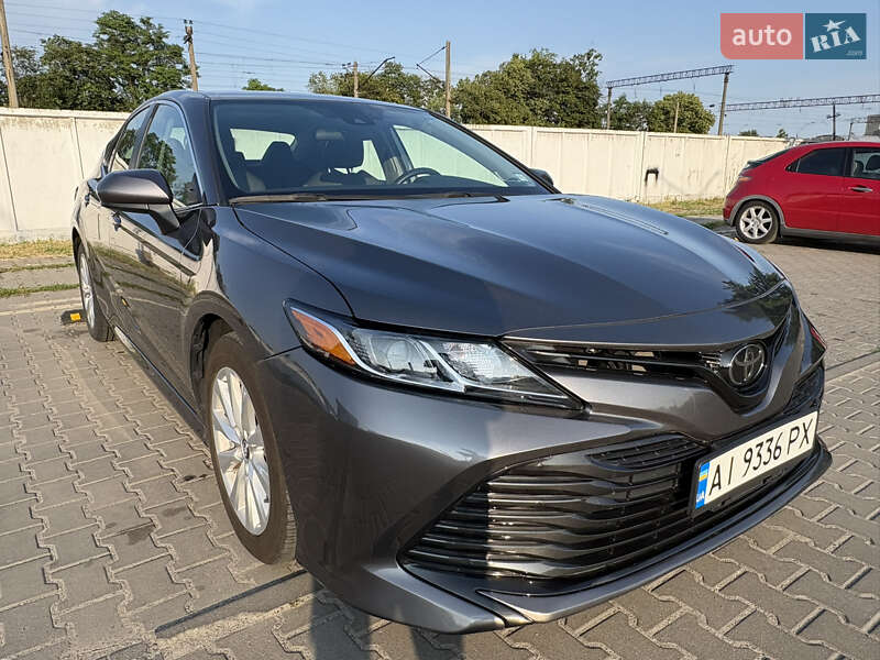 Седан Toyota Camry 2019 в Киеве