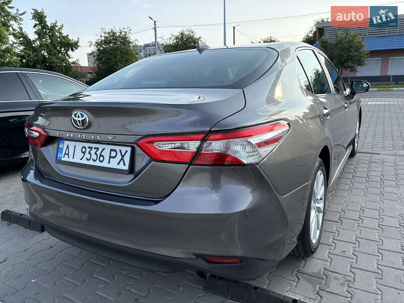 Седан Toyota Camry 2019 в Киеве