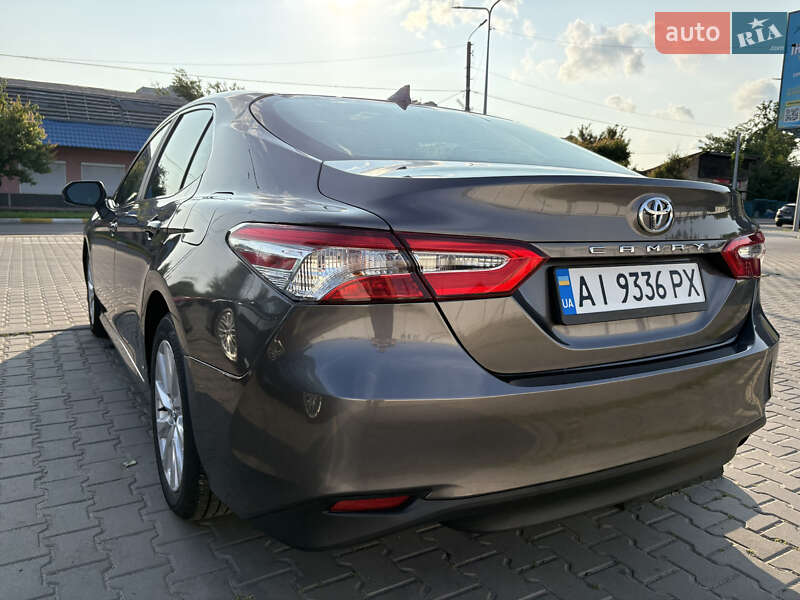 Седан Toyota Camry 2019 в Киеве