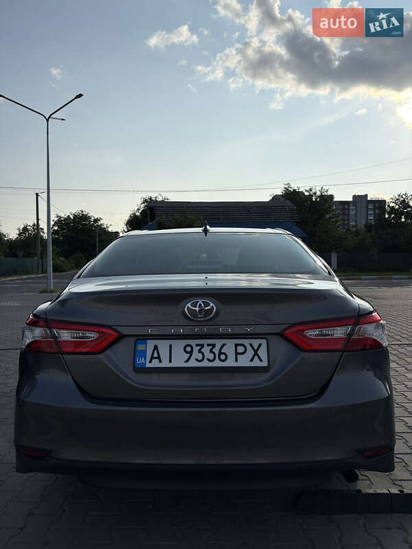 Седан Toyota Camry 2019 в Киеве