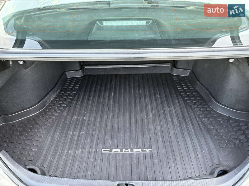 Седан Toyota Camry 2019 в Киеве