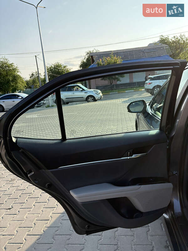 Седан Toyota Camry 2019 в Киеве