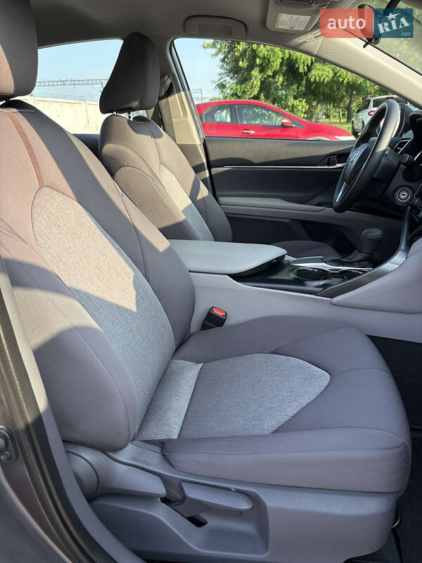 Седан Toyota Camry 2019 в Киеве