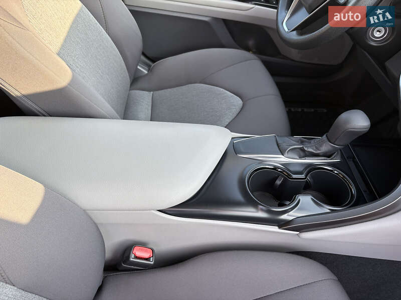 Седан Toyota Camry 2019 в Киеве