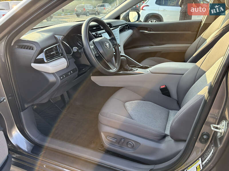 Седан Toyota Camry 2019 в Киеве
