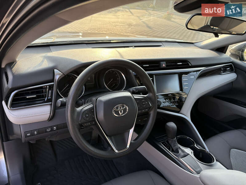 Седан Toyota Camry 2019 в Киеве