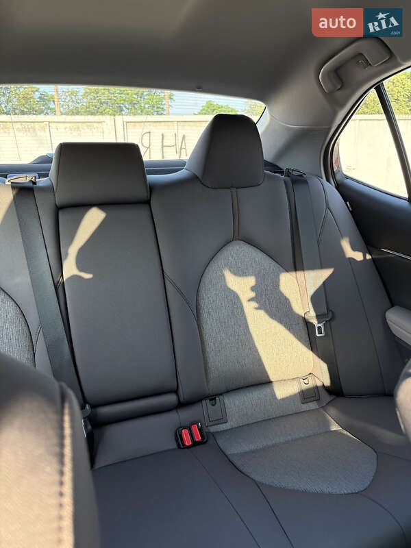 Седан Toyota Camry 2019 в Киеве