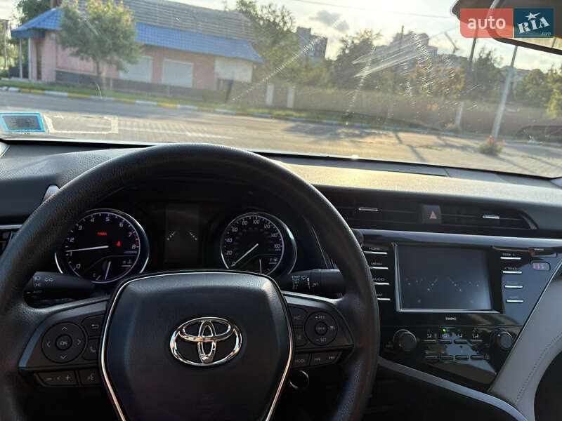 Седан Toyota Camry 2019 в Киеве