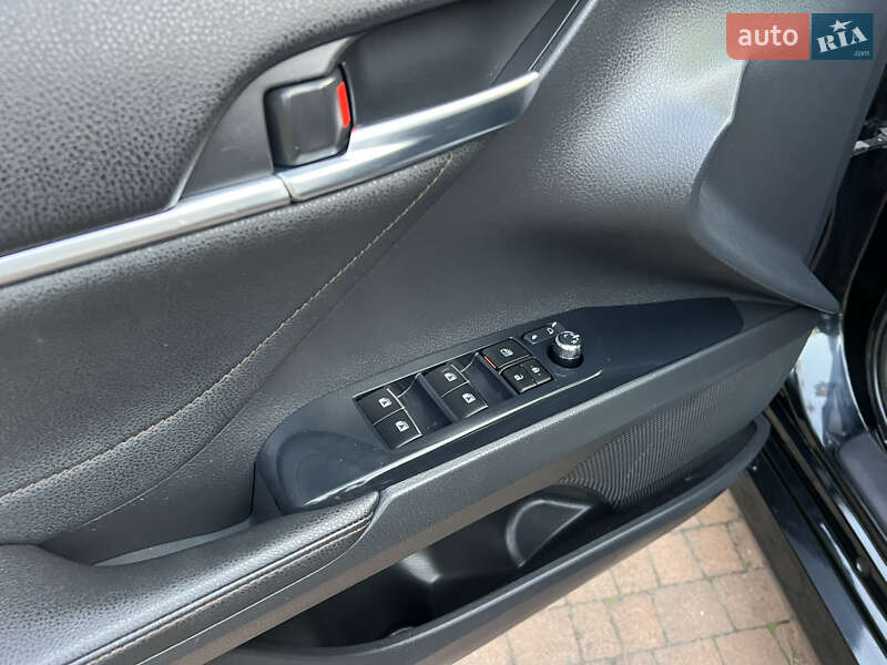 Седан Toyota Camry 2017 в Києві