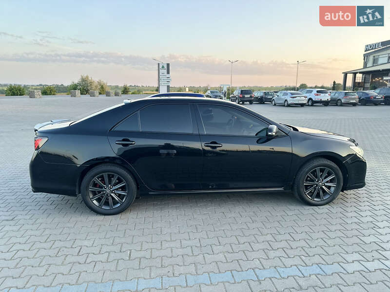 Седан Toyota Camry 2012 в Чернівцях