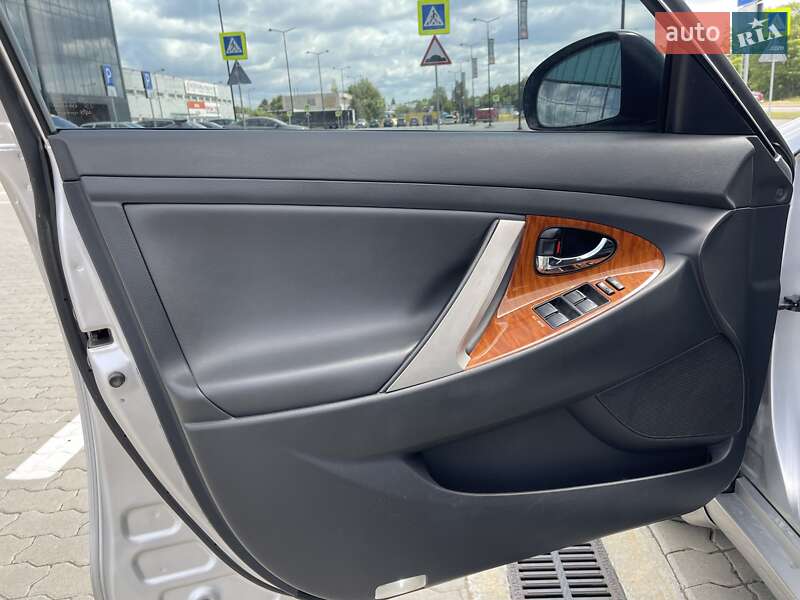 Седан Toyota Camry 2009 в Львові