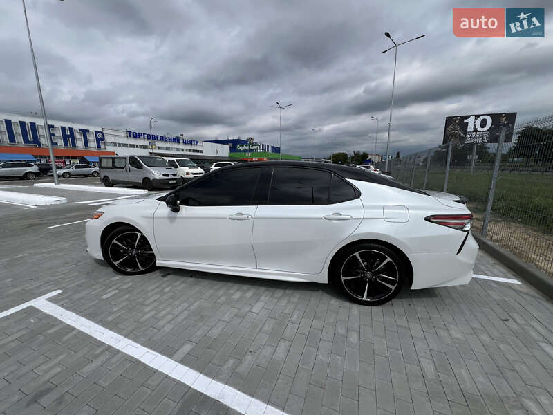 Седан Toyota Camry 2019 в Киеве