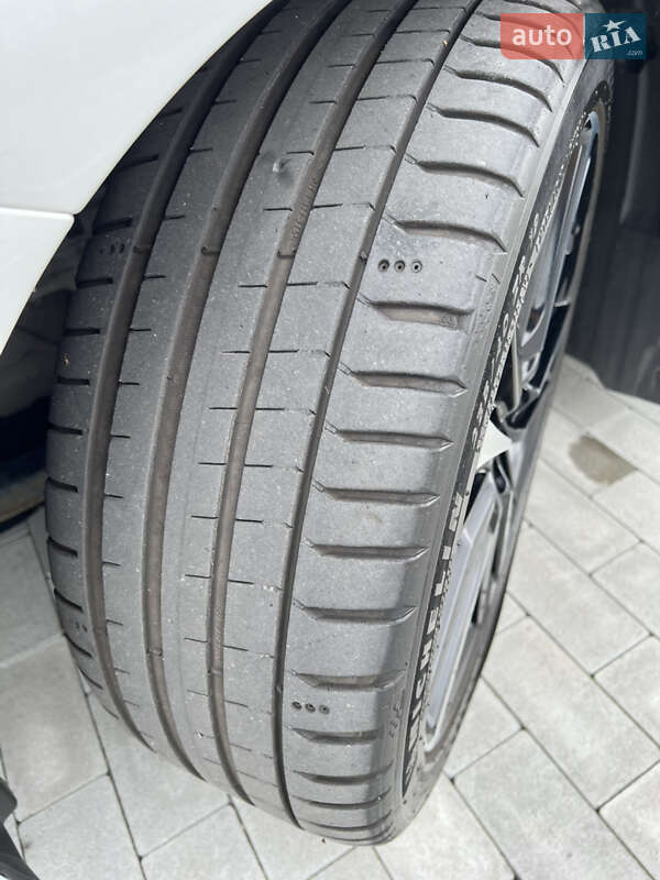 Седан Toyota Camry 2019 в Киеве