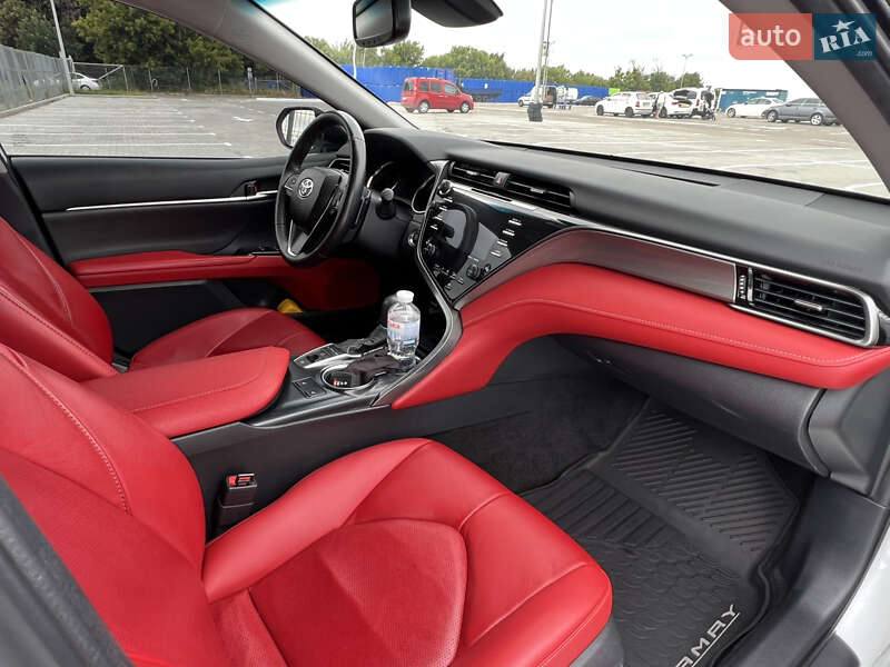 Седан Toyota Camry 2019 в Киеве